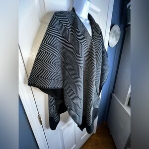 Ike Behar One Size Black Soft Geometric Fleece Ruana Wrap Poncho Sweater OS